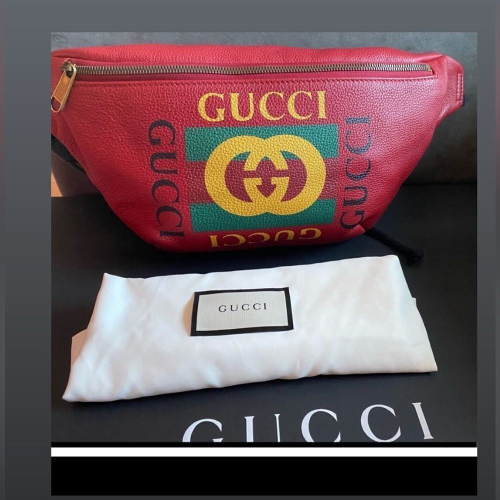 Brand new GUCCI Grained Calfskin Large  Logo Belt Bum Bag Hibiscus Red